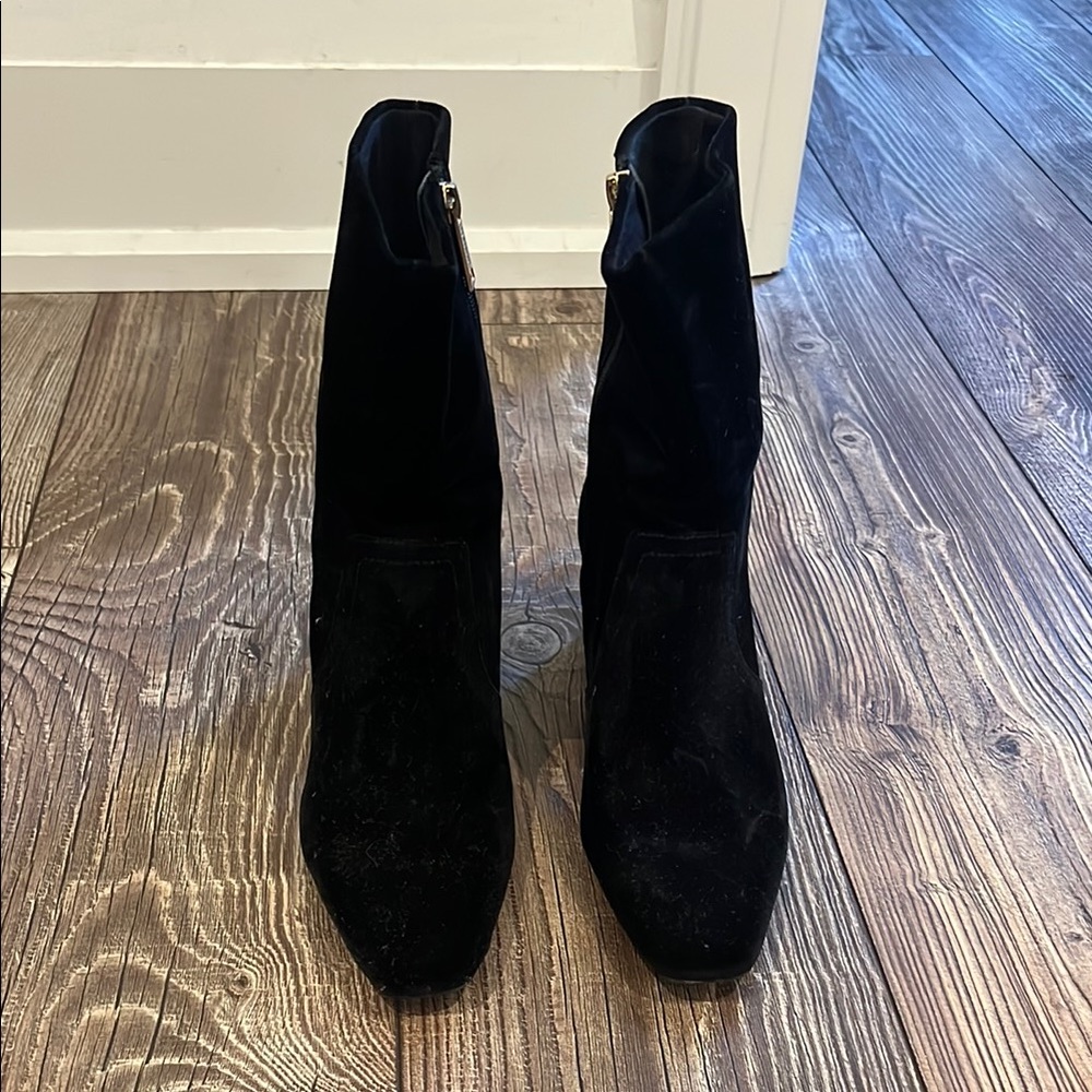 Isaac Mizrahi Elegant Velvet Black Women's Boots with Gold Zipper - size 8